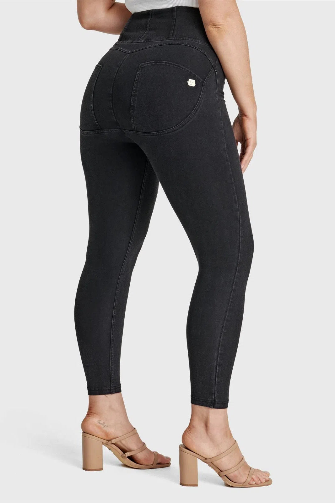 WR.UP® Curvy Denim - Zip High Waisted - 7/8 Length - Black + Black Stitching 2