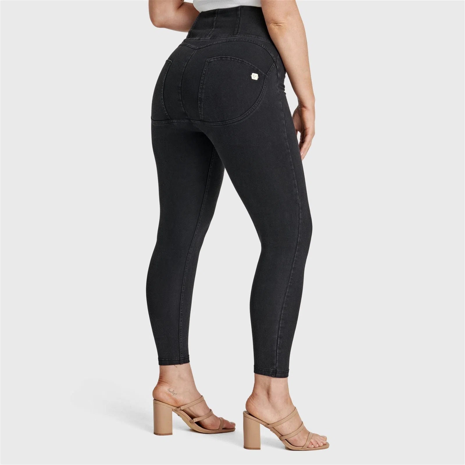 WR.UP® Curvy Denim - Zip High Waisted - 7/8 Length - Black + Black Stitching 2